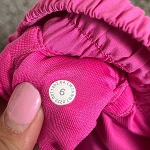 Lululemon athletica hotty hot sonic pink size 6 4in inseam